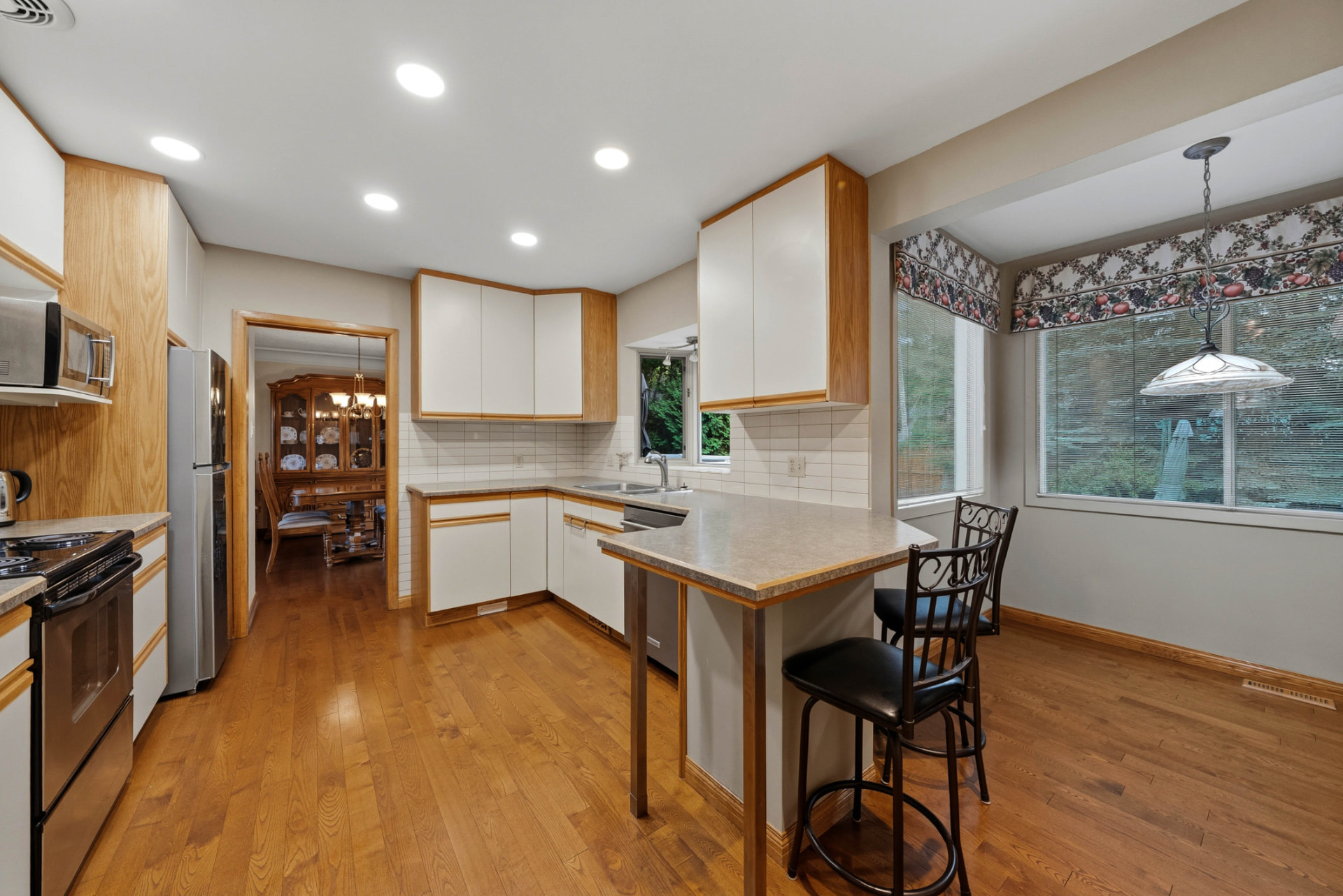 Kitchen & Breakfast Bar